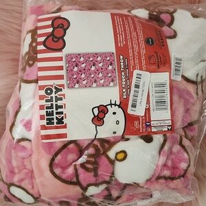 Brand New SANRIO X HELLO KITTY "LOVE YOU MUCH" SILK TOUCH THROW